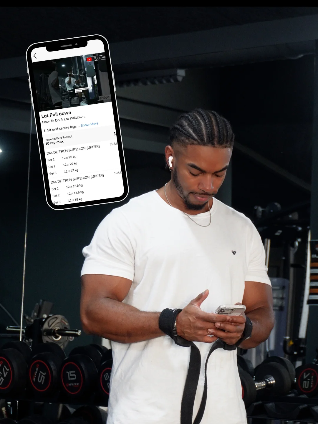 Personal trainer using davephysik workout tracking app during gym training in Barcelona
